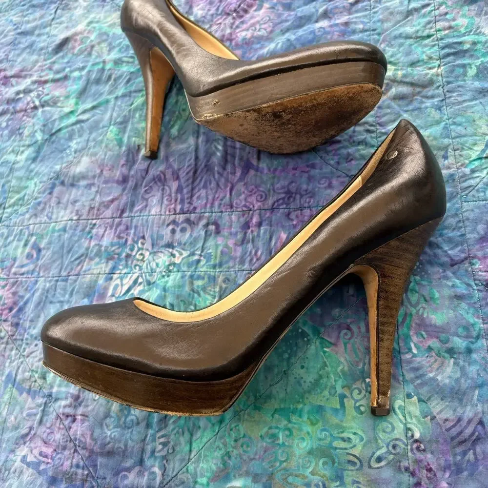 Coach Black Leather Closed Toe Pumps Women’s Size 9 FAIR WORN LOVED Classic